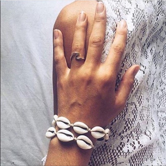 Brandy Melville Jewelry - LAST ONE Cream Cowrie Shell Bracelet